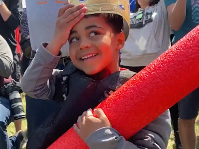 Un niño apodado "Little Josh" ganó la pelea de fideos en la piscina y fue coronado con una corona de burger king y un cinturón para anunciar su victoria.