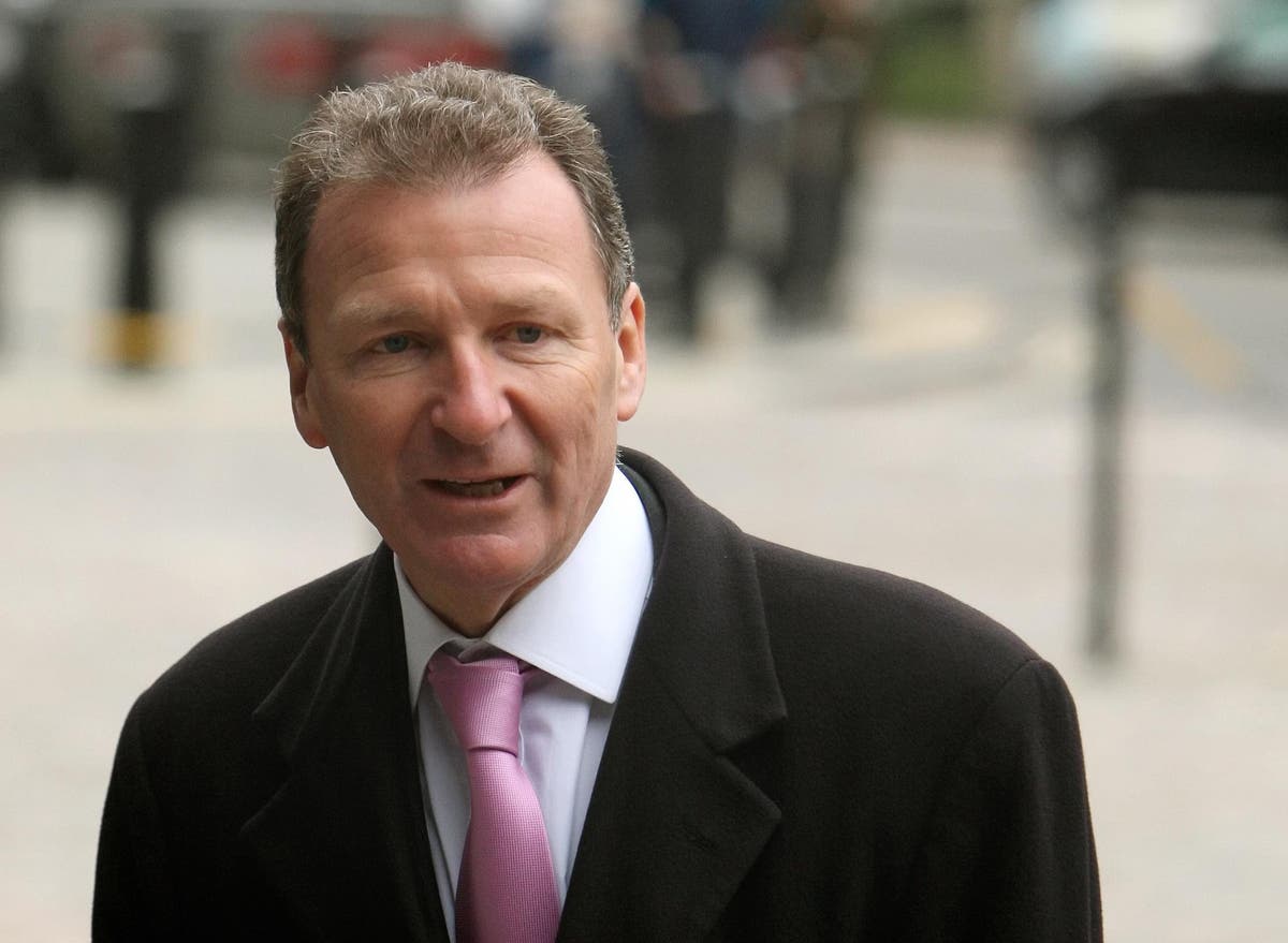 Former cabinet secretaries tell Boris Johnson to stop blocking reforms to curb sleaze