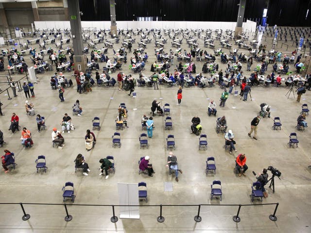 Los pacientes se sientan en un área de observación después de recibir la vacuna Pfizer Covid-19 el 13 de marzo de 2021 en Seattle, Washington.