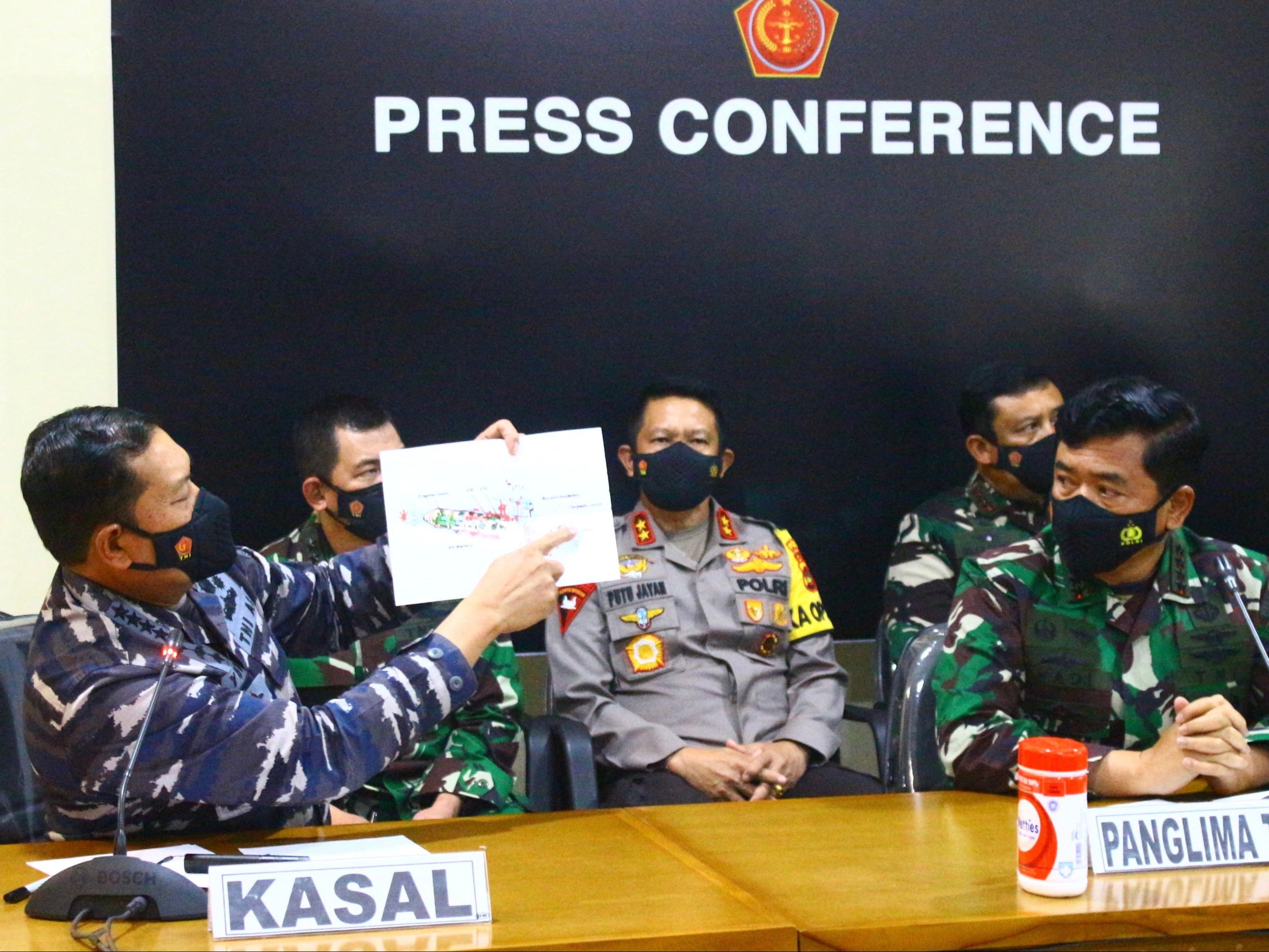 The military showed a diagram of the missing submarine during a press conference in Bali