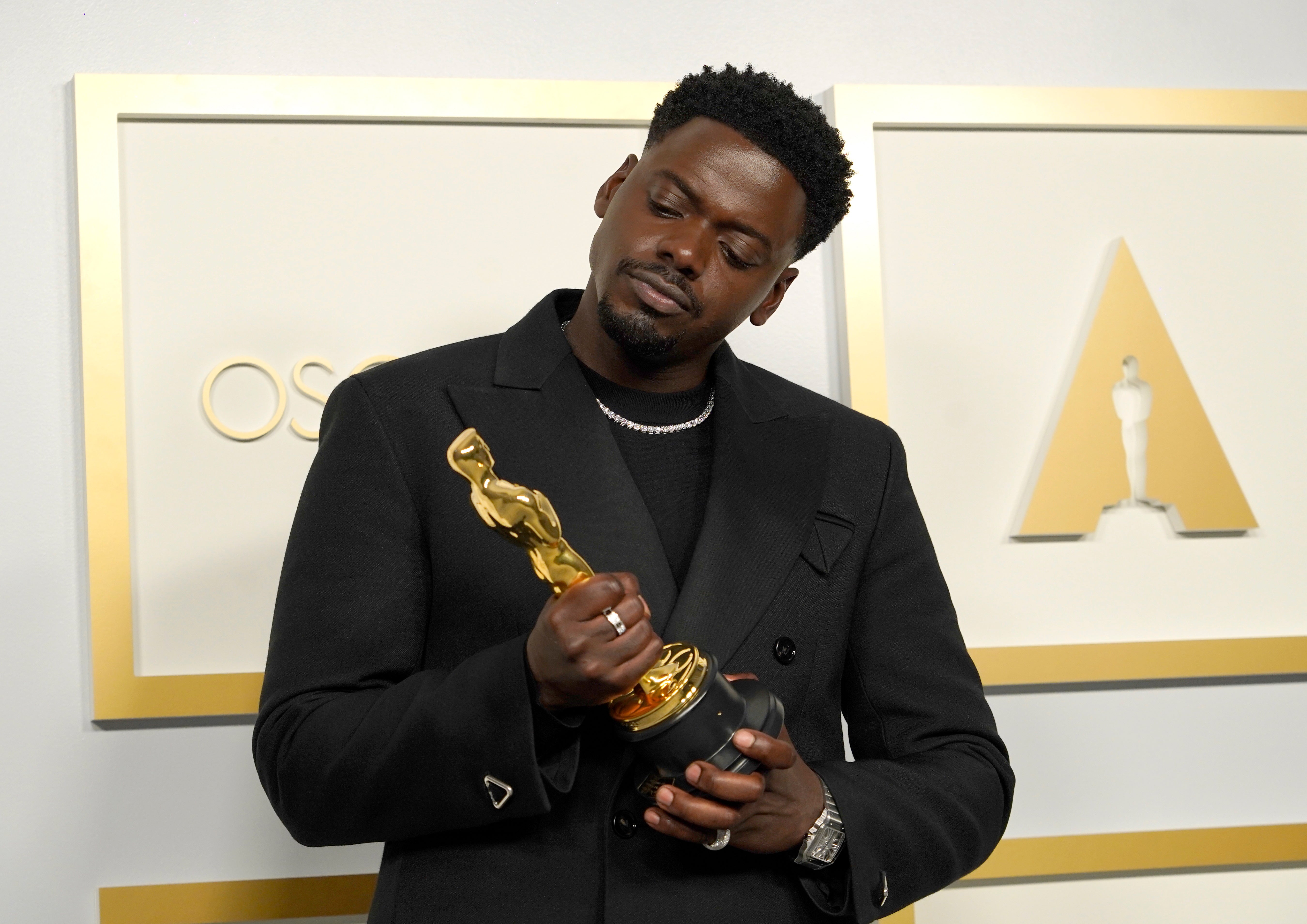 Daniel Kaluuya poses with his Oscar