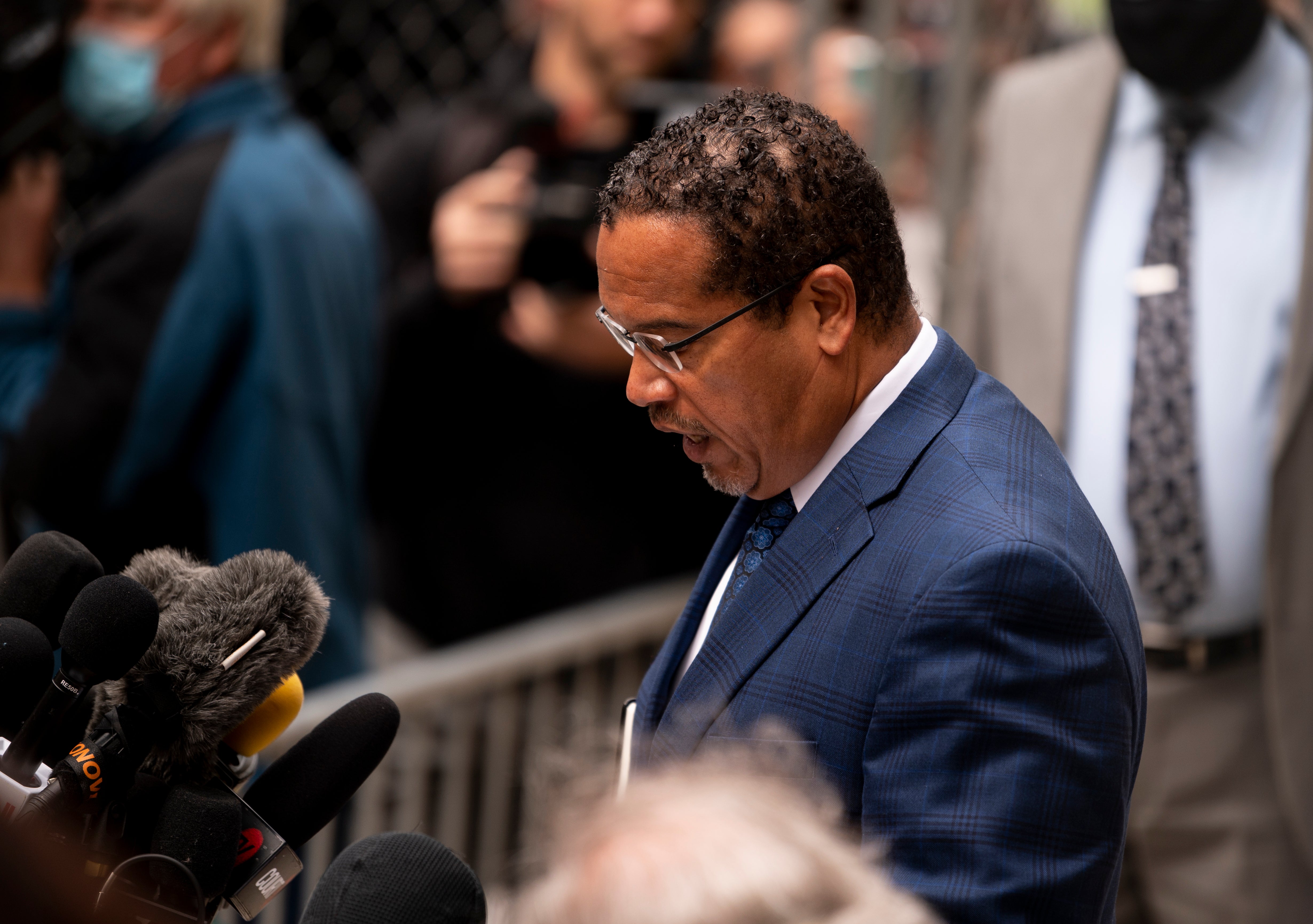 El fiscal general de Minnesota, Keith Ellison, habla con los medios de comunicación después de una audiencia previa al juicio para los cuatro agentes acusados de la muerte de George Floyd el 11 de septiembre de 2020 en Minneapolis.