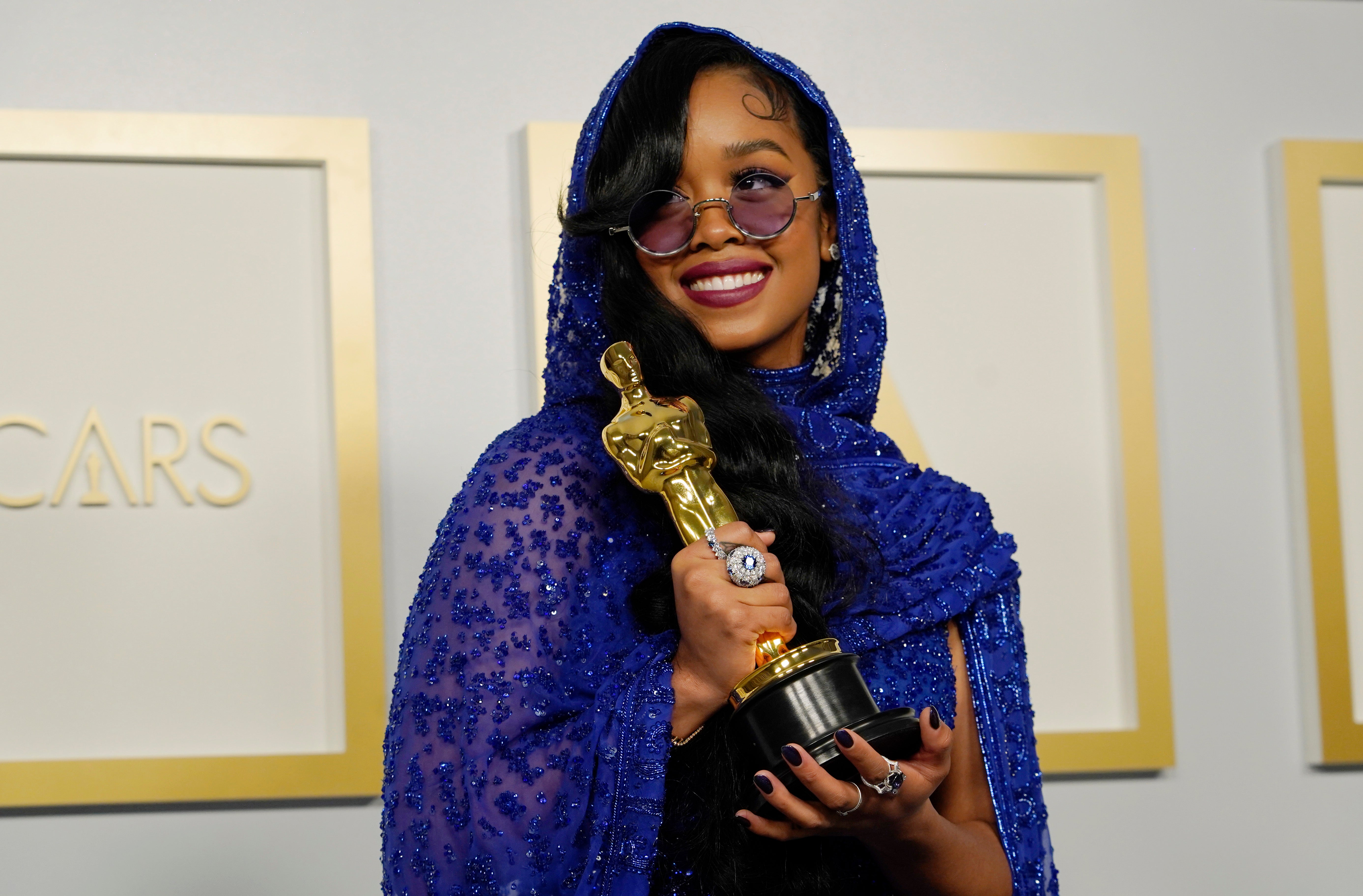 HER pays tribute to Prince with Oscars outfit