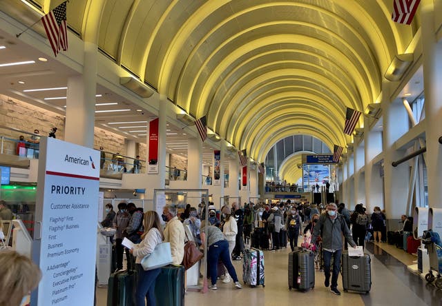 Los pasajeros se registran en los mostradores de American Airlines en el Aeropuerto Internacional de Los Ángeles (LAX) el 24 de abril de 2021. Los estadounidenses completamente vacunados pronto podrán viajar a países de la UE.