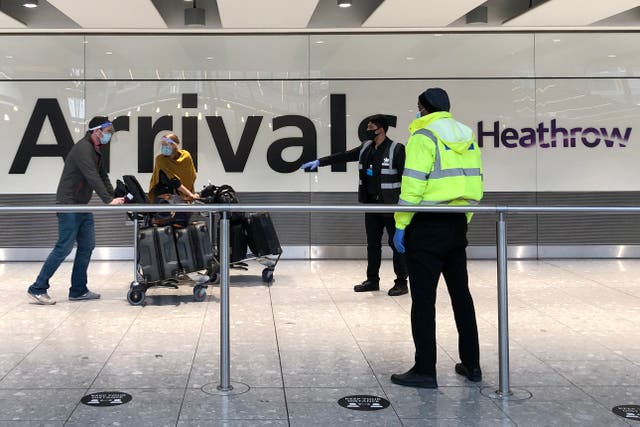 Los pasajeros llegan al aeropuerto de Heathrow, Londres