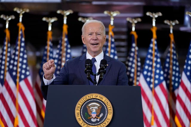 El presidente Joe Biden pronuncia un discurso sobre el gasto en infraestructura en Carpenters Pittsburgh Training Center el miércoles 31 de marzo de 2021, en Pittsburgh.