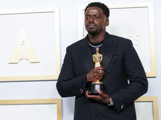 <p>Daniel Kaluuya responds to Oscars journalist who mistook him for Leslie Odom Jr</p>