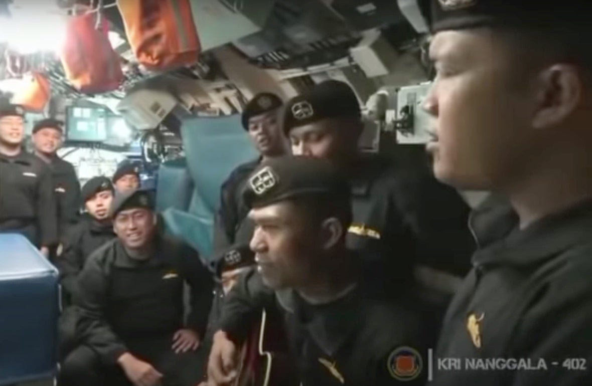 Video que muestra a la tripulación de un submarino indonesio hundido cantando a bordo de su embarcación