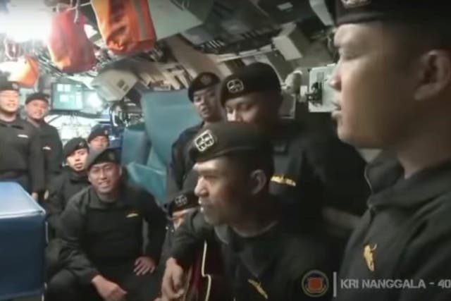 Video que muestra a la tripulación de un submarino indonesio hundido cantando a bordo de su embarcación