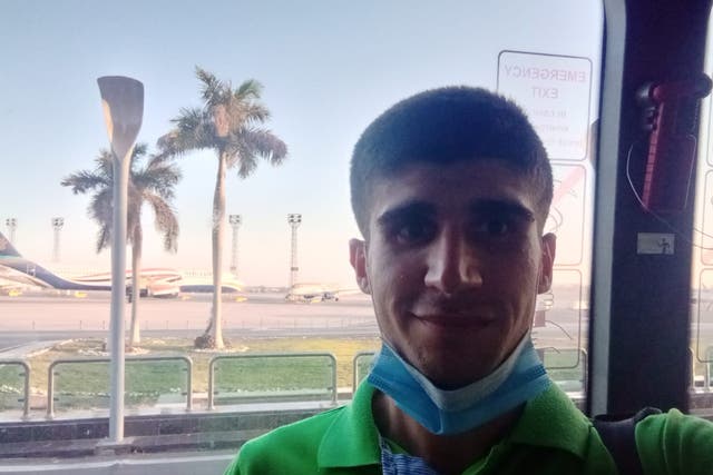 Mohammad Aisha en el aeropuerto de Egipto de camino a su casa en Siria