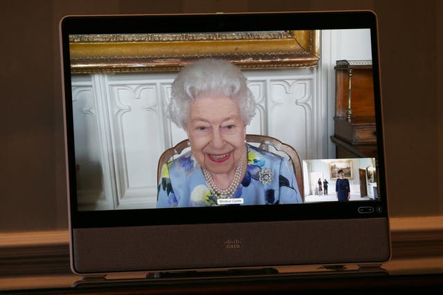 La reina Isabel aparece en una pantalla mediante enlace de vídeo desde el castillo de Windsor el 27 de abril