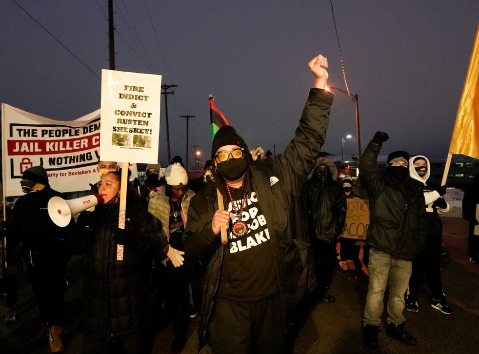 En esta fotografía de archivo del 4 de enero de 2021, Justin Blake, tío de Jacob Blake, encabeza una marcha en Kenosha, Wisconsin.