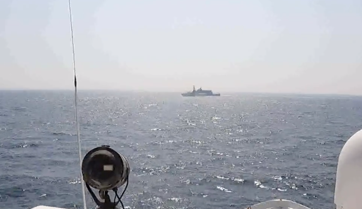 US warship fires warning shots at Iranian vessels in close encounter