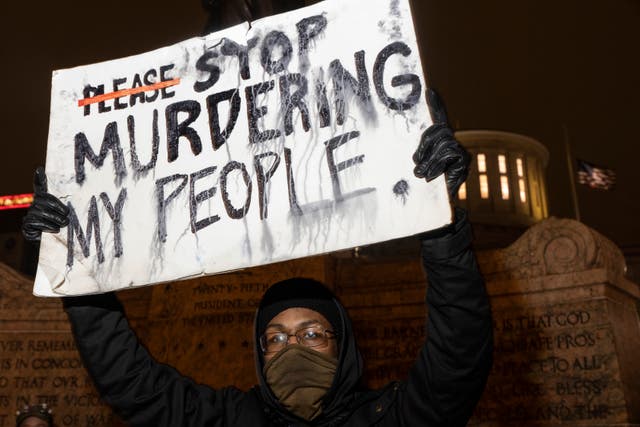 Un activista de Black Lives Matter sostiene un letrero contra la brutalidad policial frente a la Cámara de Representantes de Ohio en reacción al tiroteo de Makiyah Bryant el 20 de abril de 2021 en Columbus, Ohio. La policía de Columbus disparó y mató a Makiyah Bryant, de 16 años, el 20 de abril de 2021, lo que provocó indignación en la comunidad.