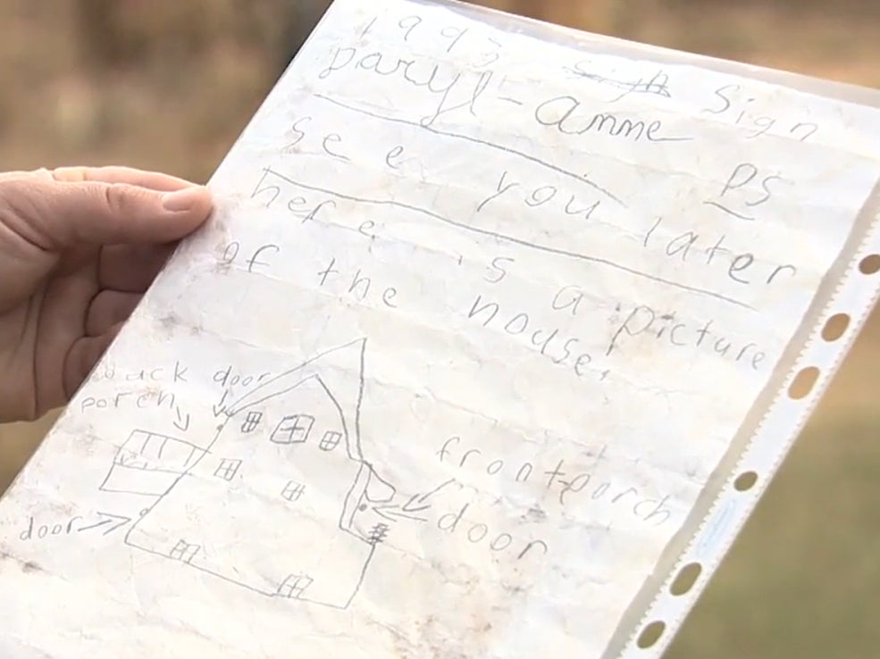 Michelle Schwengler le dijo a Global News que descubrió la botella mientras limpiaba en una comunidad en un lago en Leduc.