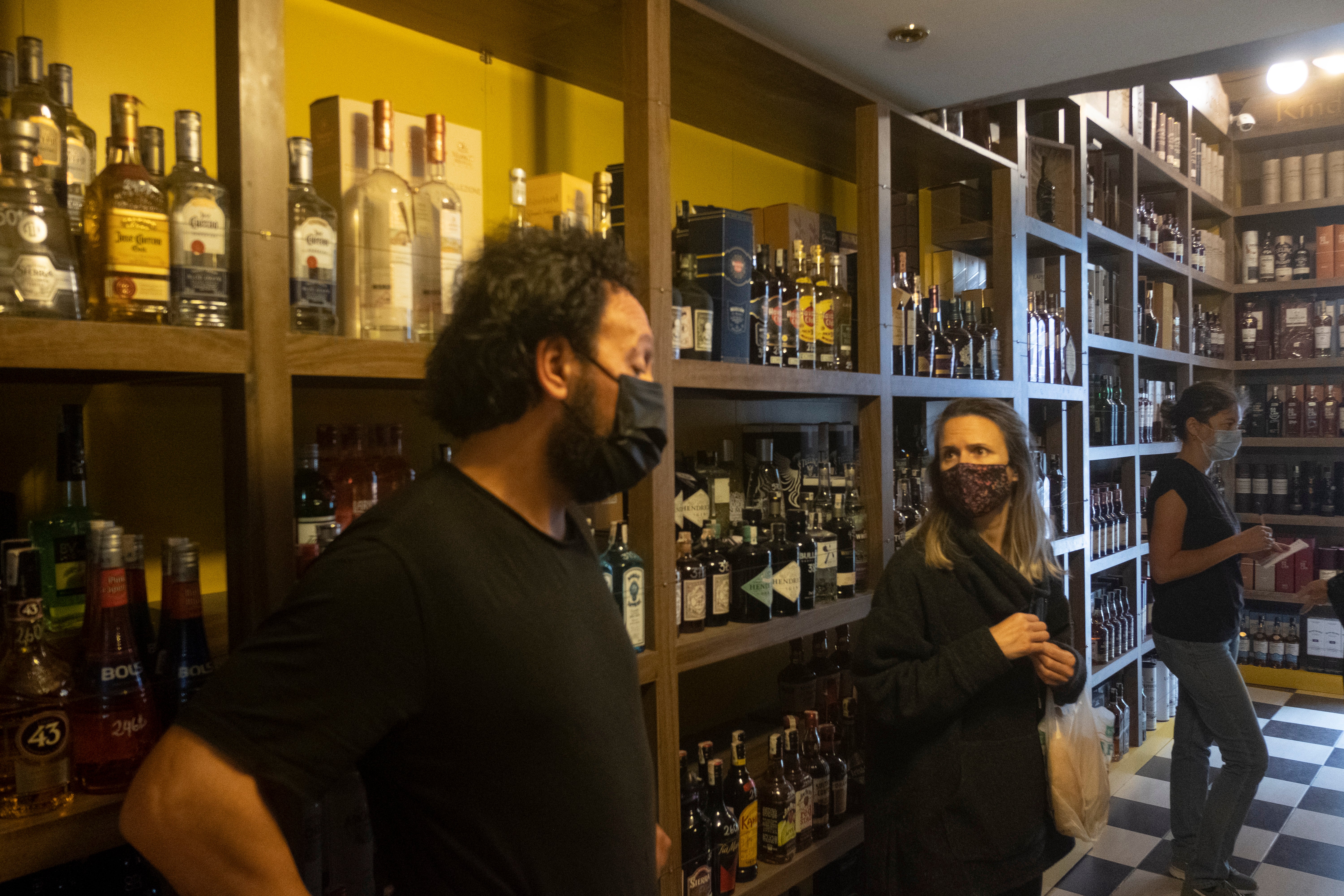 Istanbul customers stock up on alcohol ahead of 17-day lockdown