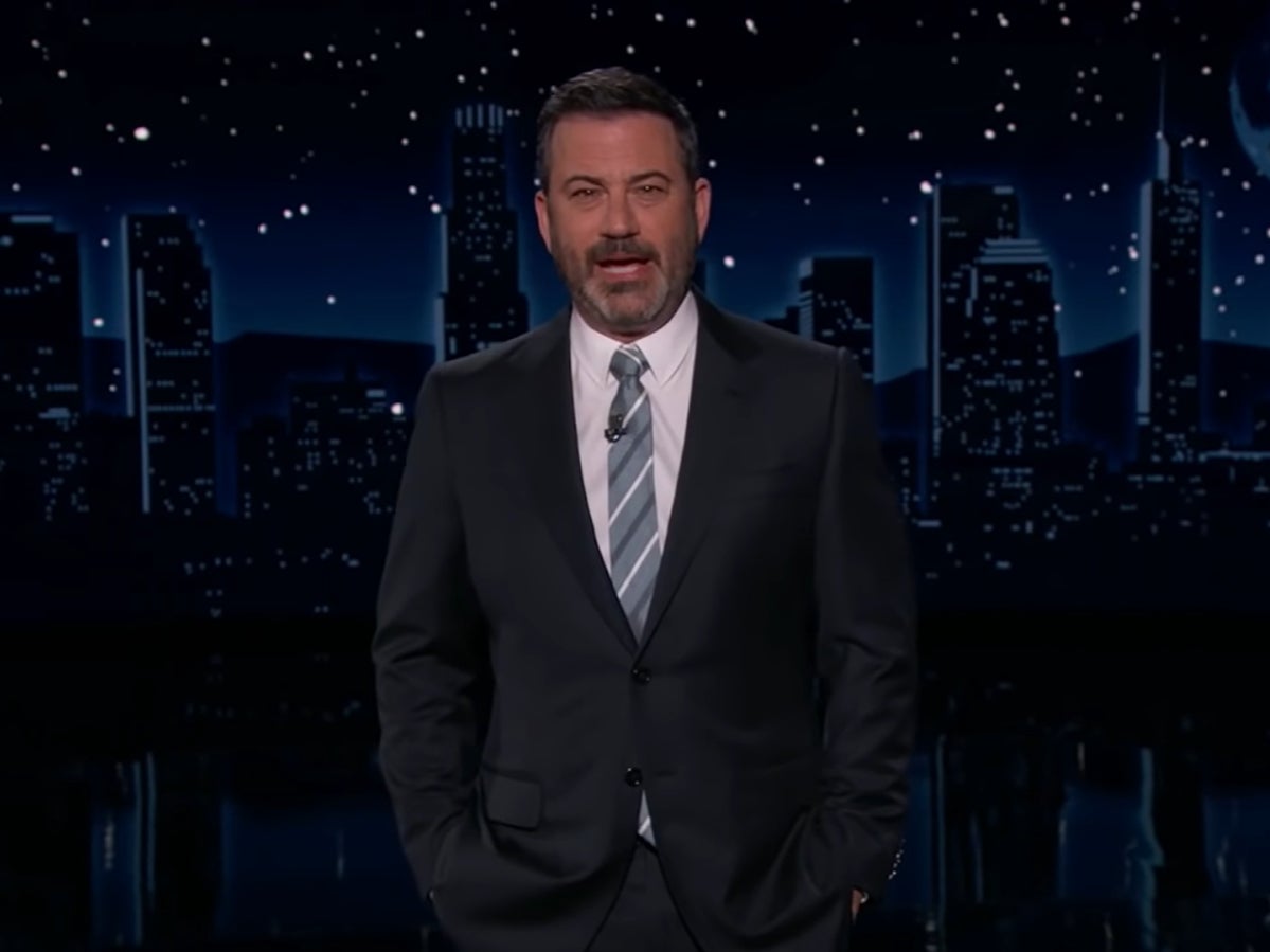 Jimmy Kimmel ha ridiculizado al presentador de Fox News, Tucker Carlson, como un 'hombre Karen' por su descripción de niños con máscaras como 'abuso infantil'