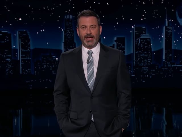 Jimmy Kimmel ha ridiculizado al presentador de Fox News, Tucker Carlson, como un 'hombre Karen' por su descripción de niños con máscaras como 'abuso infantil'