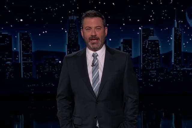 Jimmy Kimmel ha ridiculizado al presentador de Fox News, Tucker Carlson, como un 'hombre Karen' por su descripción de niños con máscaras como 'abuso infantil'