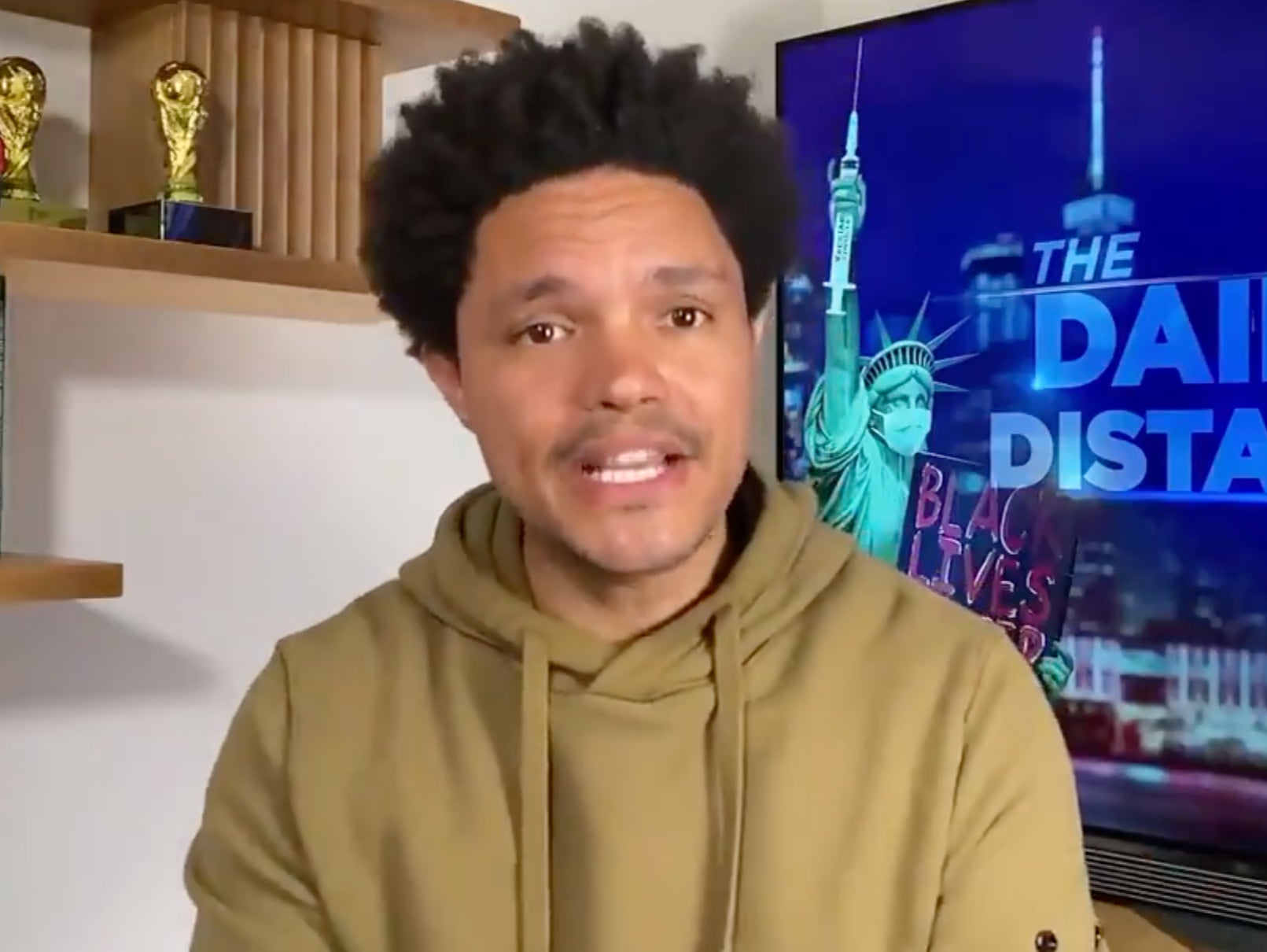 Trevor Noah devolvió el golpe a Ted Cruz después de que el senador lo atacara en las redes sociales