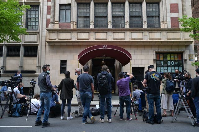 Miembros de los medios de comunicación se reunieron frente al edificio de apartamentos donde vive Rudy Giuliani en el Upper East Side de Nueva York.