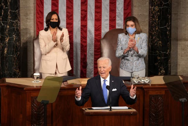 El presidente Joe Biden habla en una sesión conjunta del Congreso en el Capitolio de los Estados Unidos mientras la vicepresidenta Kamala Harris y la presidenta de la Cámara de Representantes, Nancy Pelosi, escuchan