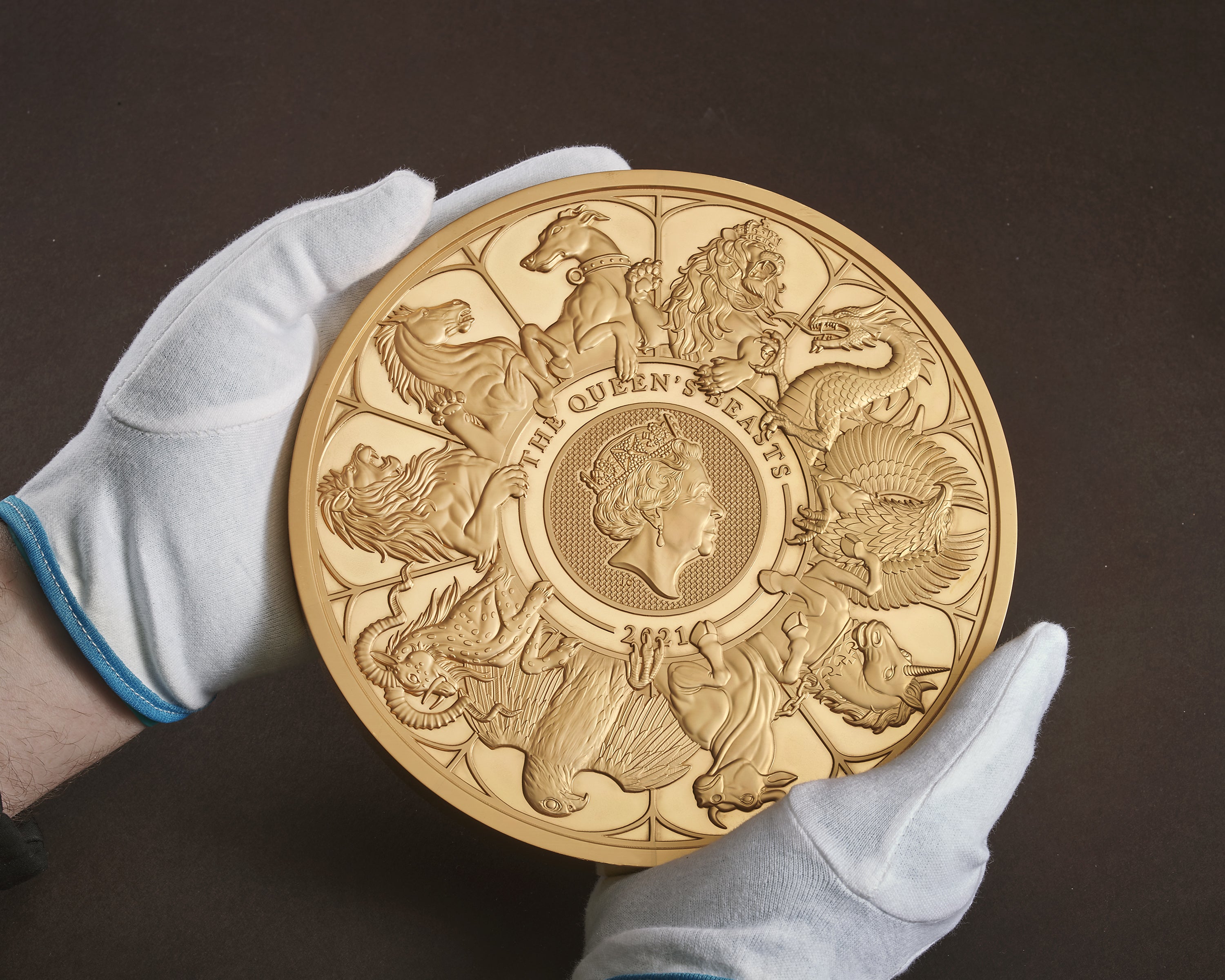 Royal Mint Unveils Largest Gold Coin In Its 1 100 Year History Indy100
