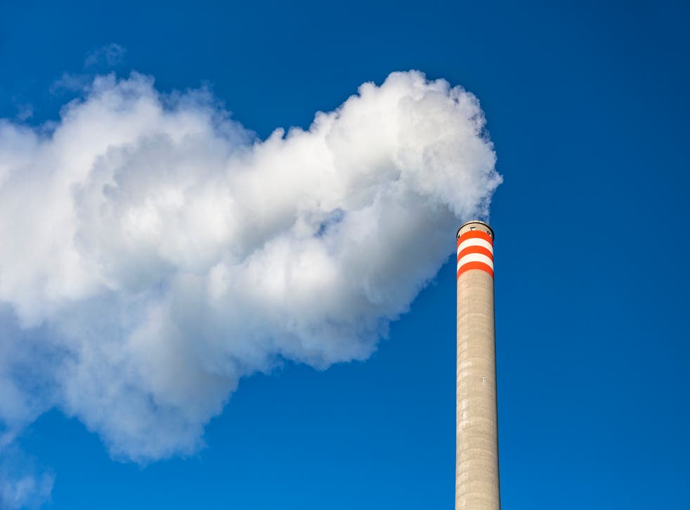 Los gases que se descargan de la chimenea industrial hacia el cielo