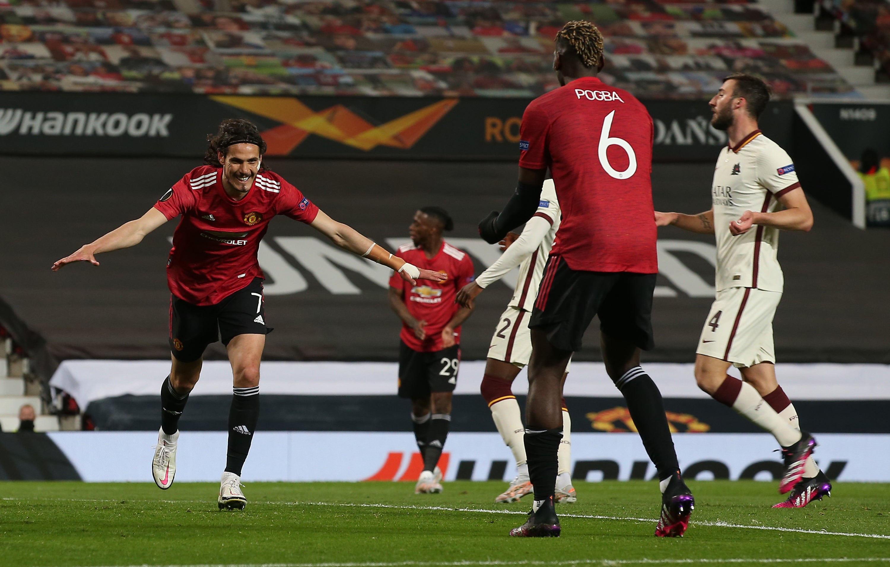 Edinson Cavani of Manchester United celebrates with Paul Pogba
