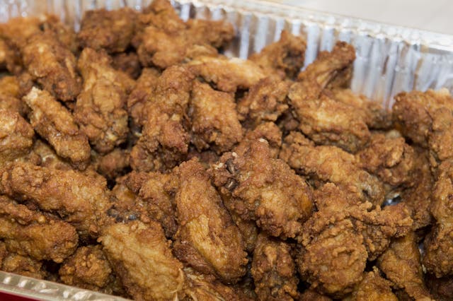Las alitas de pollo se ven antes de un concurso de comidas en Washington.