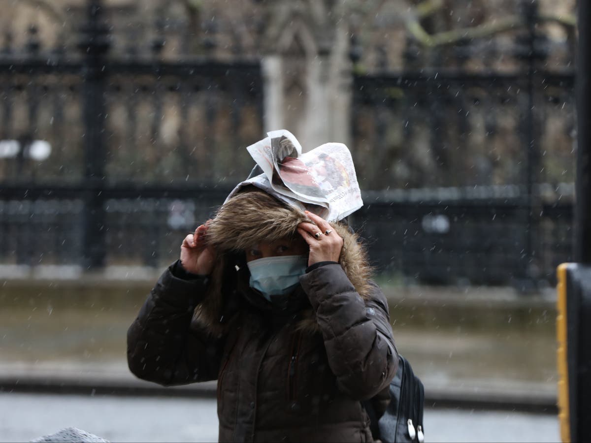 UK weather: Bank holiday warning issued as disruptive wins set to delay traffic