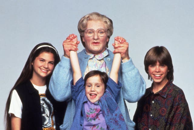 Lisa Jakub, Robin Williams, Mara Wilson y Matthew Lawrence en Mrs Doubtfire de 1993