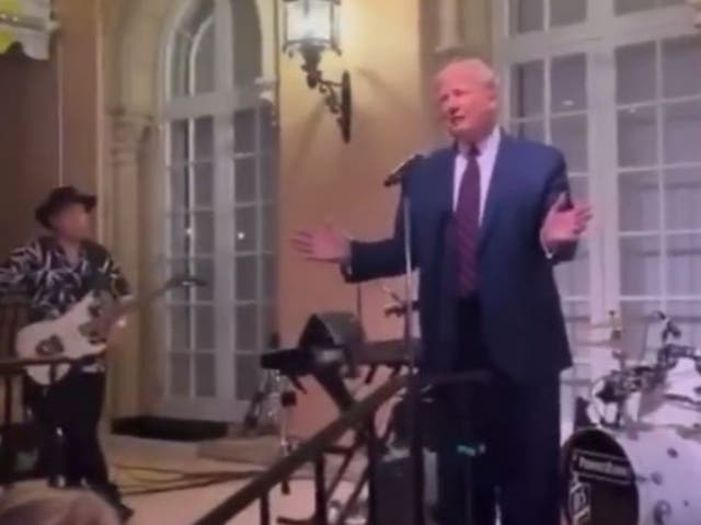 El expresidente Donald Trump en un puesto de música en su resort Mar-a-Lago en Florida, hablando con un grupo de simpatizantes sobre un recuento en Arizona