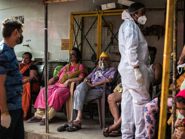 Los pacientes que padecen Covid-19 son tratados con oxígeno libre en una clínica improvisada en Indirapuram, Uttar Pradesh.