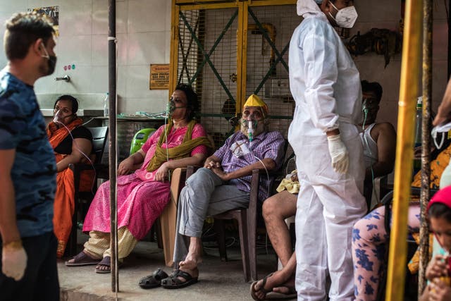 Los pacientes que padecen Covid-19 son tratados con oxígeno libre en una clínica improvisada en Indirapuram, Uttar Pradesh.