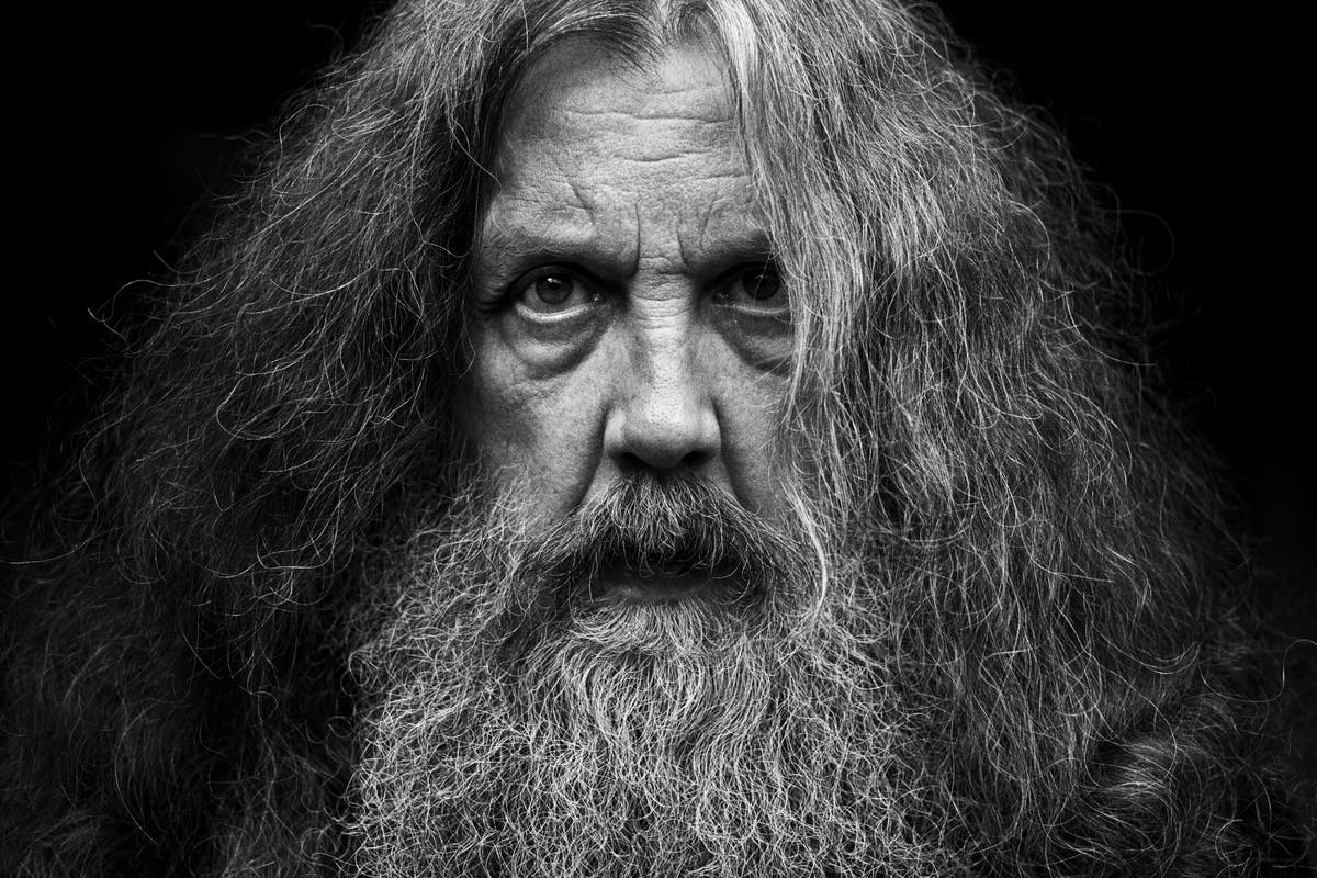 Alan Moore working on short stories, 5-volume fantasy series