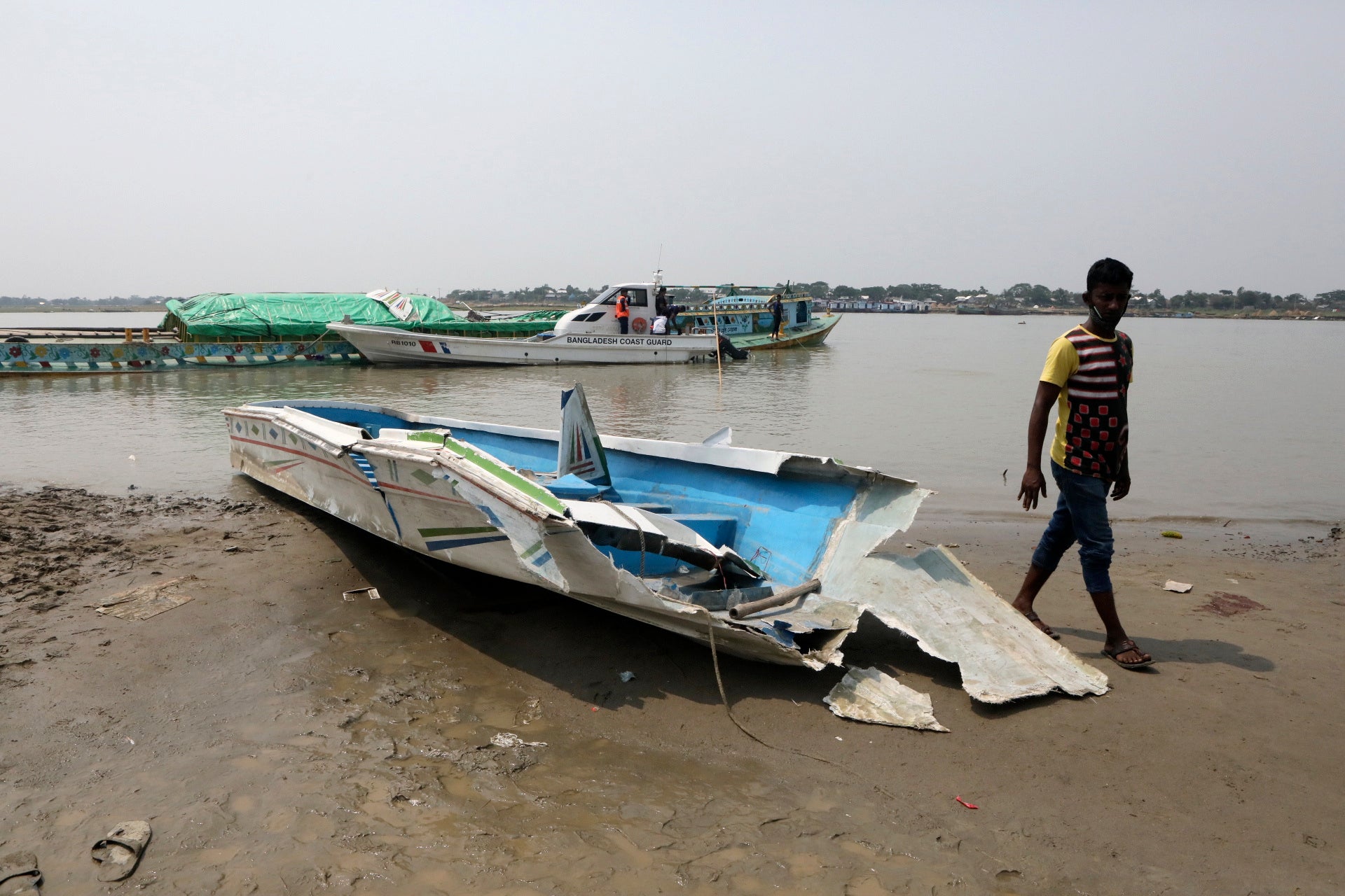 Bangladesh Speedboat Overturns