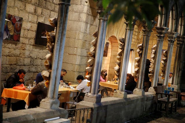 <p>Every evening between 50 and 60 muslims stream into the cloisters for dinner</p>