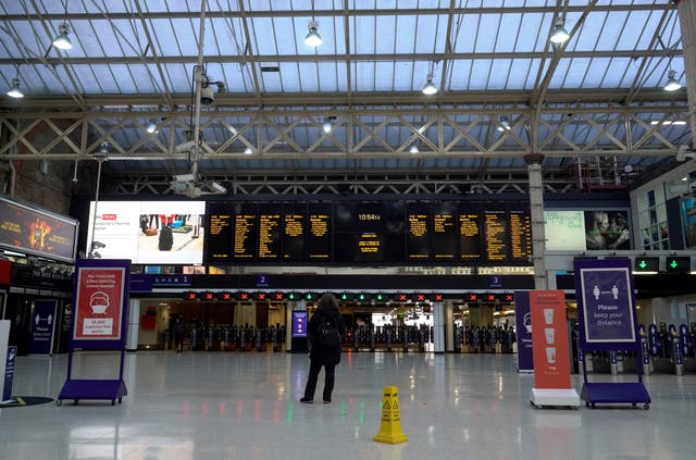 Una foto de archivo de la estación Charing Cross en Londres en diciembre de 2020.