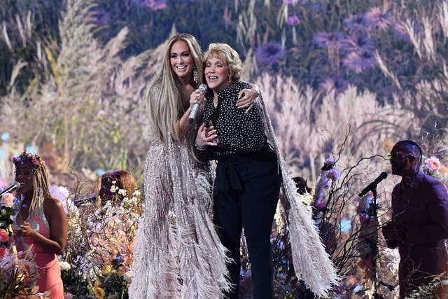 Jennifer Lopez y su madre Guadalupe Rodríguez cantan juntas durante el concierto de recaudación de fondos de Vax Live el 2 de mayo de 2021 en Inglewood, California