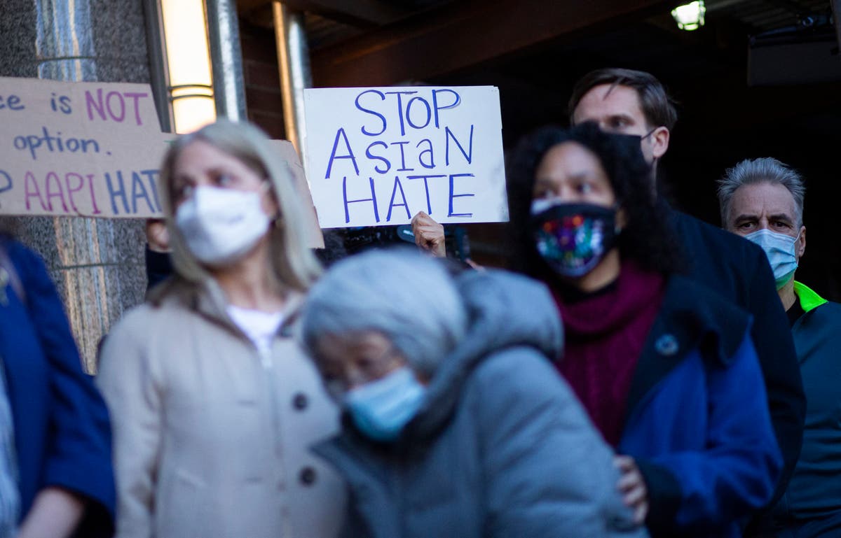 Asian woman attacked with a hammer for refusing to take off her mask on New York street