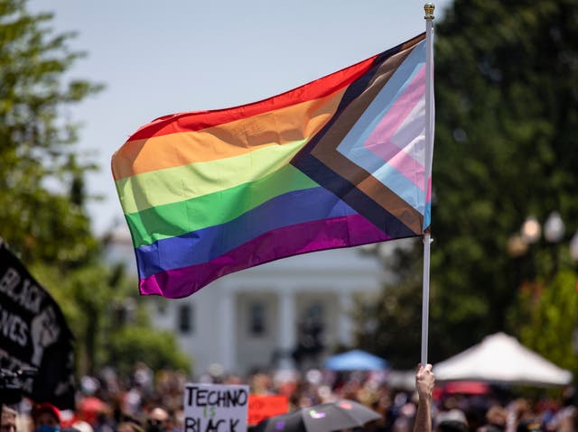 Miembros y aliados de la comunidad LGBTQ llegan a Black Lives Matter Plaza al otro lado de la calle de la Casa Blanca como parte de los movimientos Pride y Black Lives Matter el 13 de junio de 2020 en Washington, DC