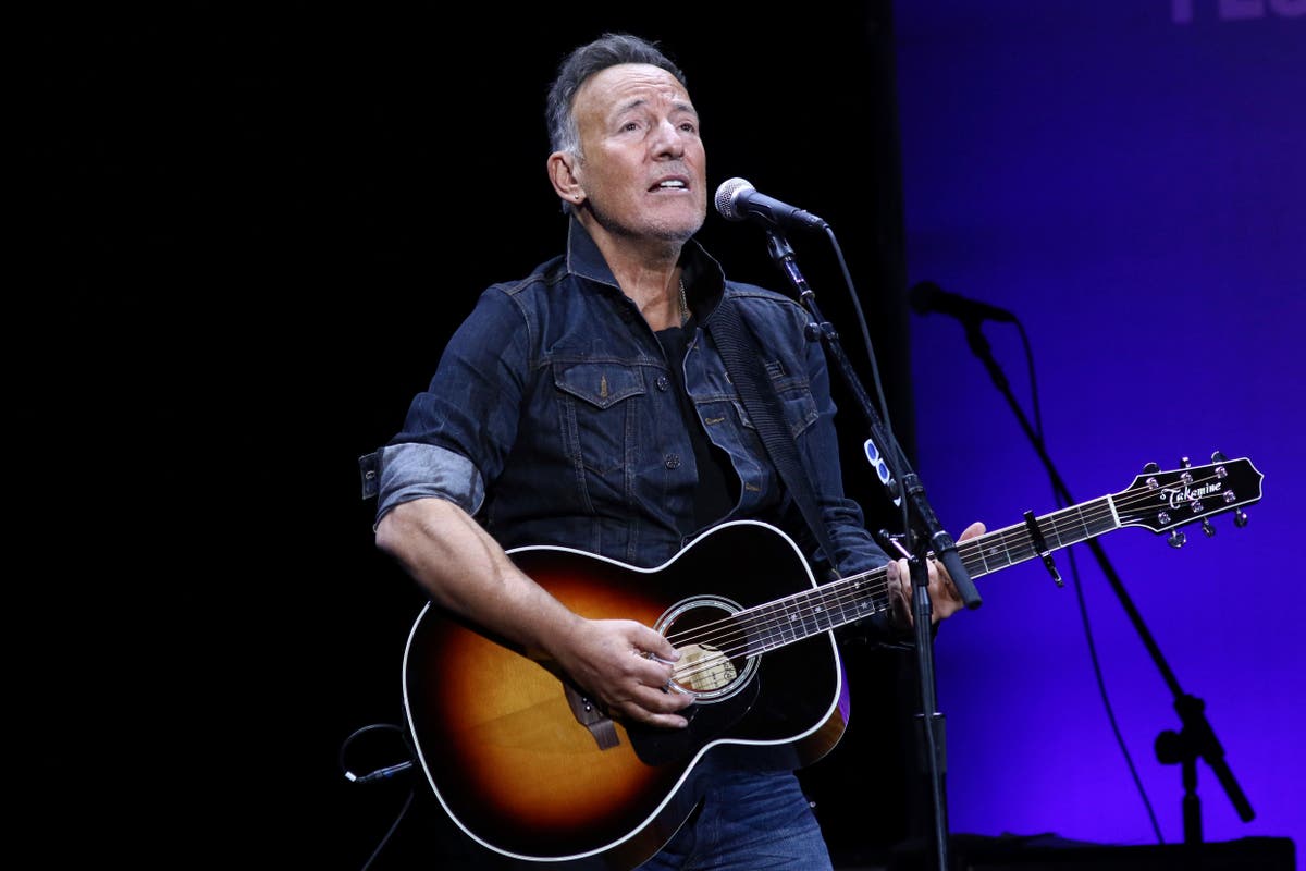 Bruce Springsteen receives this year's Woody Guthrie Prize