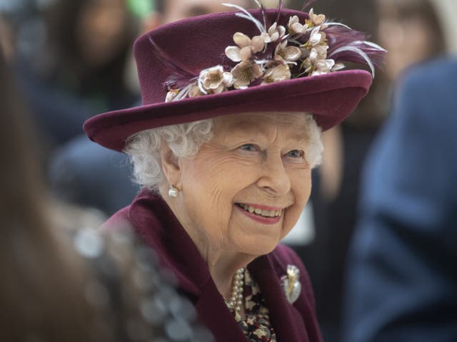 La reina Isabel II durante una visita a la sede del MI5 en Thames House en Londres.