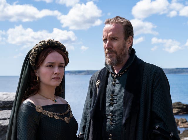 Olivia Cooke como Alicent Hightower y Rhys Ifans como Otto Hightower