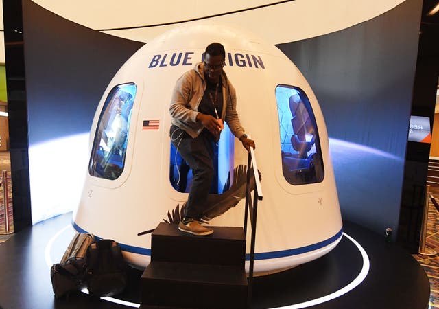 Los participantes abandonan el Blue Origin Space Simulator durante la conferencia Amazon Re: MARS sobre robótica e inteligencia artificial en el Hotel Aria de Las Vegas