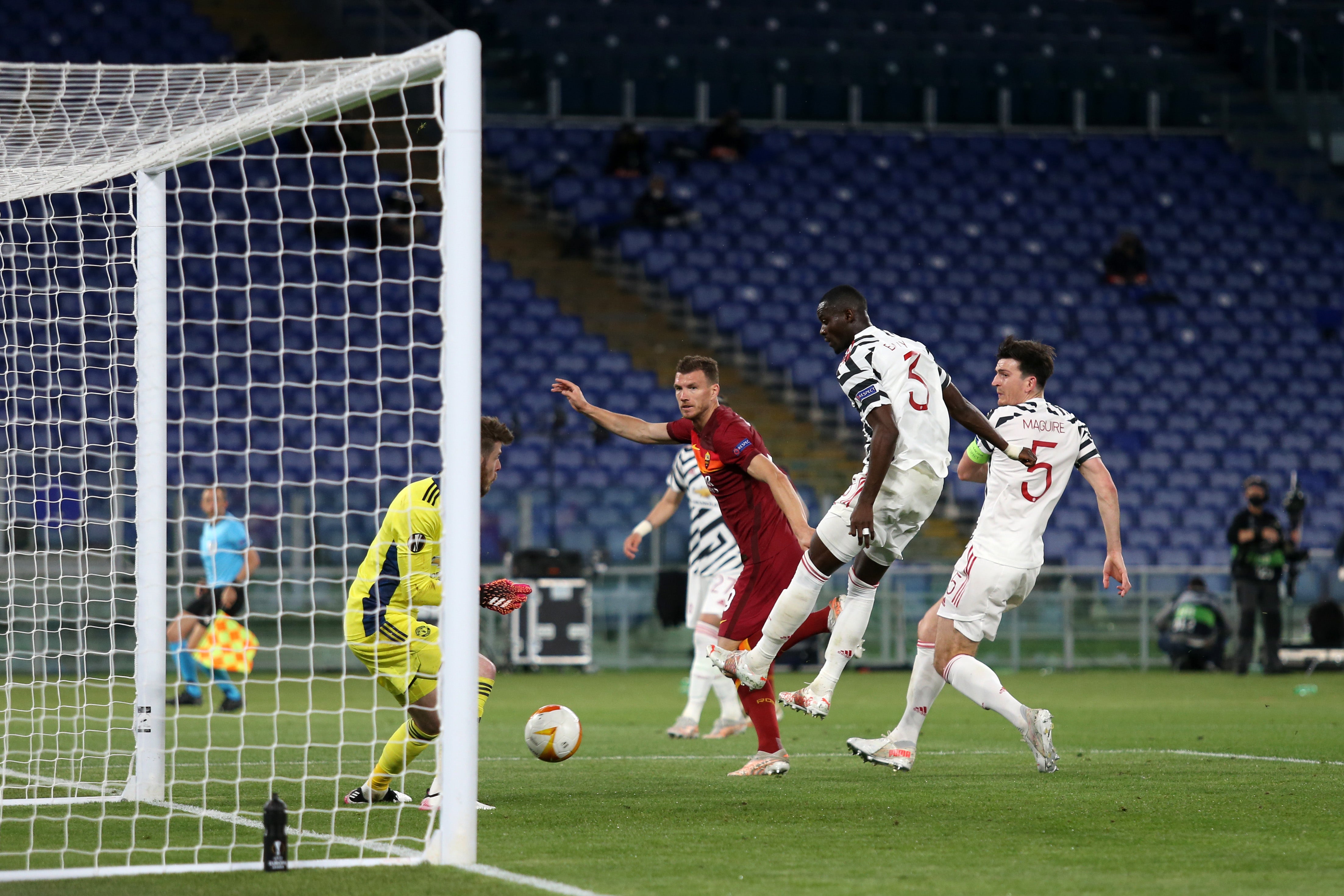 De Gea denies Edin Dzeko in the UEL semi-final second leg
