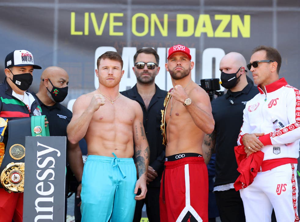 Canelo Alvarez and Billy Joe Saunders pose after their weigh-in