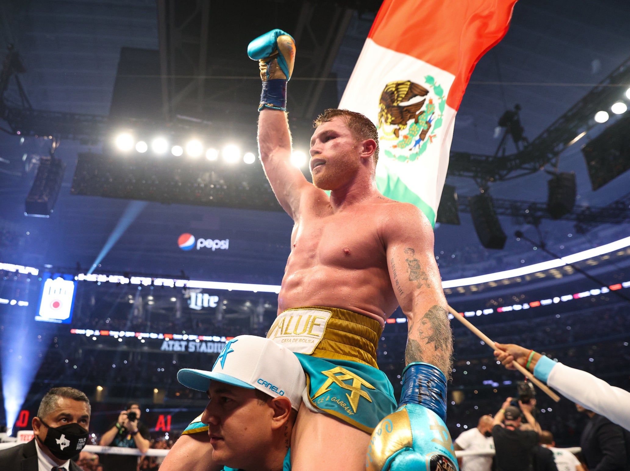 <p>Canelo Alvarez celebrates defeating Billy Joe Saunders</p>