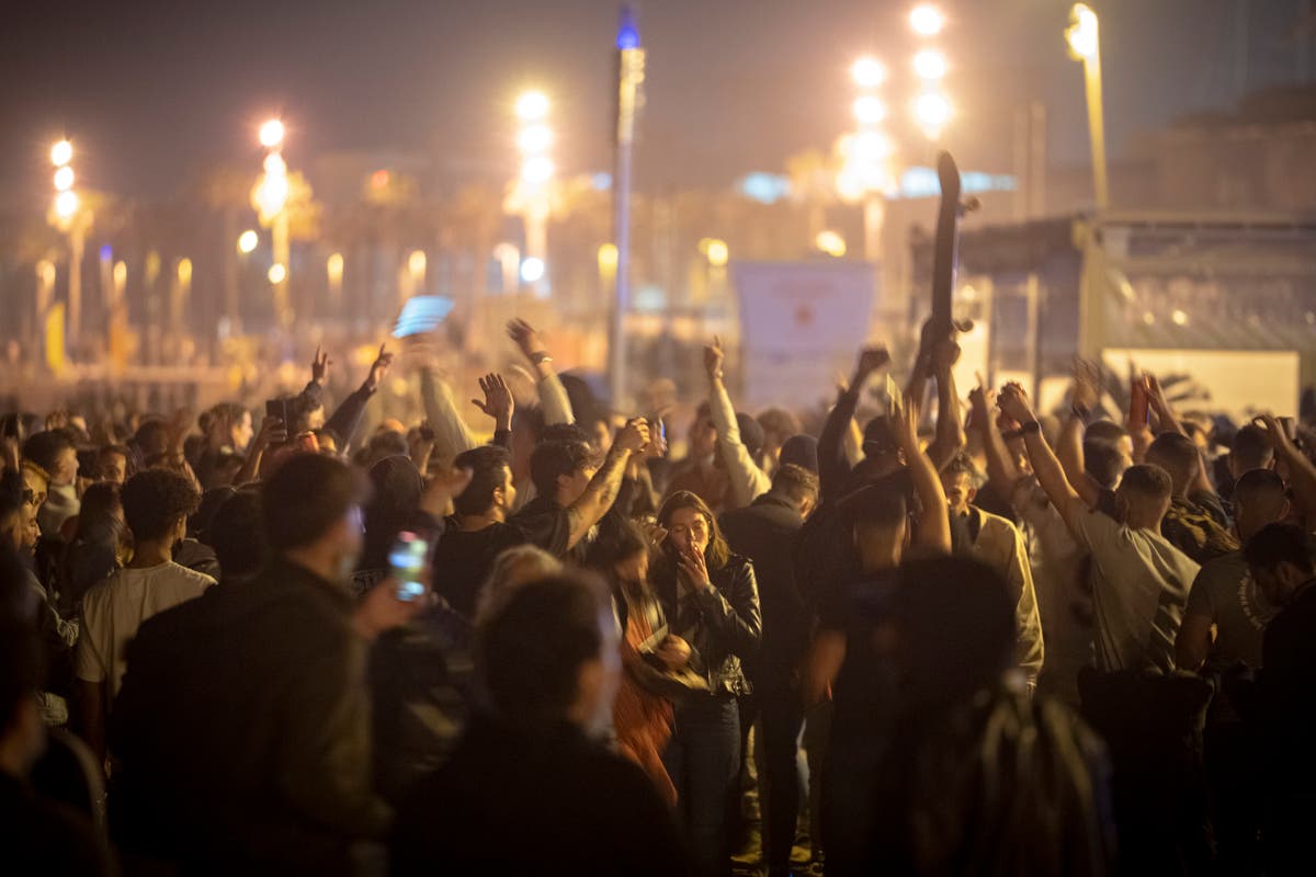 Fiestas callejeras celebran el fin del estado de emergencia en España España Barcelona Covid Vasco Pedro Sánchez